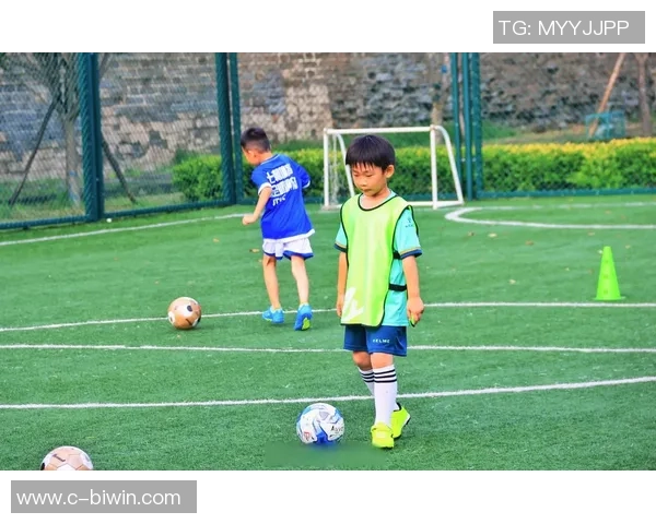 大连室内足球馆全新开放体验多元化足球活动尽享运动乐趣